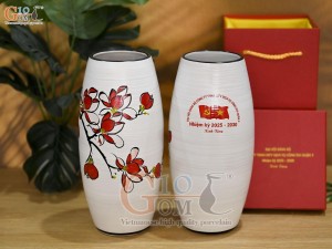 Lọ hoa dáng bom men kem vẽ hoa lan đỏ in logo, cao 27cm