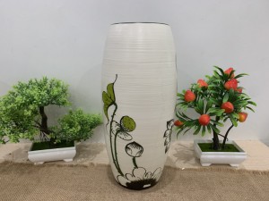 Lọ hoa dáng bom men kem vẽ hoa Sen, cao 29cm