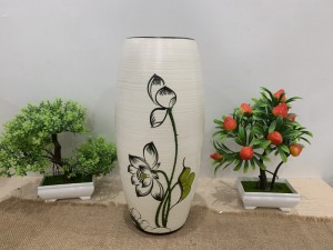 Lọ hoa dáng bom men kem vẽ hoa Sen, cao 29cm