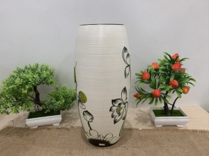 Lọ hoa dáng bom men kem vẽ hoa Sen, cao 29cm