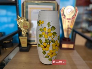 Lọ hoa dáng bom men kem vẽ hoa vàng, cao 28cm