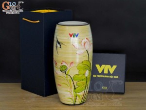 Lọ hoa dáng bom men màu vẽ hoa Sen hồng in logo VTV, cao 30cm