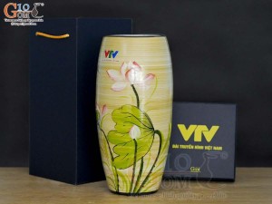 Lọ hoa dáng bom men màu vẽ hoa Sen hồng in logo VTV, cao 30cm