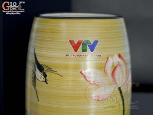 Lọ hoa dáng bom men màu vẽ hoa Sen hồng in logo VTV, cao 30cm