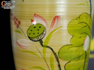 Lọ hoa dáng bom men màu vẽ hoa Sen hồng in logo VTV, cao 30cm