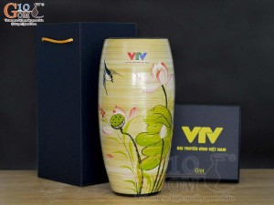 Lọ hoa dáng bom men màu vẽ hoa Sen hồng in logo VTV, cao 30cm