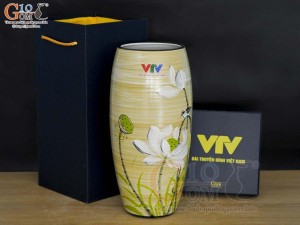 Lọ hoa dáng bom men màu vẽ hoa Sen trắng in logo VTV, cao 30cm