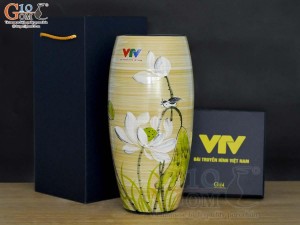 Lọ hoa dáng bom men màu vẽ hoa Sen trắng in logo VTV, cao 30cm