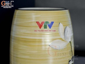 Lọ hoa dáng bom men màu vẽ hoa Sen trắng in logo VTV, cao 30cm