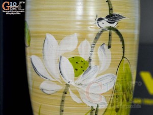 Lọ hoa dáng bom men màu vẽ hoa Sen trắng in logo VTV, cao 30cm