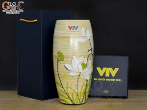 Lọ hoa dáng bom men màu vẽ hoa Sen trắng in logo VTV, cao 30cm