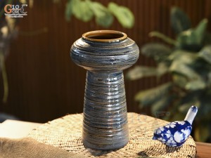Lọ hoa dáng búp bê giả vuốt men rêu, cao 24cm