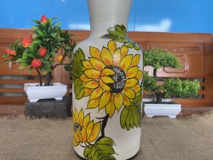 Lọ hoa dáng chai men kem vẽ hoa Hướng Dương, cao 28cm