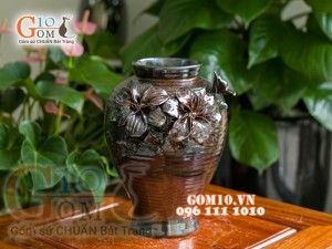 Lọ hoa dáng chân thon cao men hỏa biến đắp nổi cánh hoa, cao 26cm