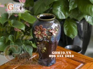 Lọ hoa dáng chân thon cao men hỏa biến đắp nổi cánh hoa đỏ, cao 30cm