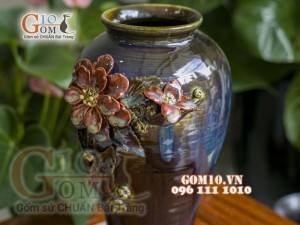 Lọ hoa dáng chân thon cao men hỏa biến đắp nổi cánh hoa đỏ, cao 30cm