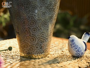 Lọ hoa dáng chân thon men kết tinh đa đồng tâm bảo bọc đồng, cao 36cm (hàng vuốt tay)