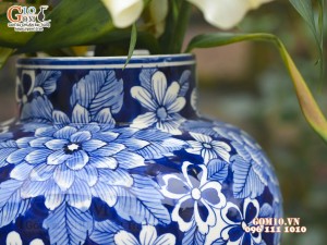 Lọ hoa dáng chân thon men lam vẽ hoa, cao 32cm