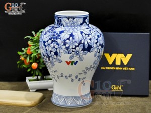 Lọ hoa dáng chân thon men lam vẽ hoa in logo VTV, cao 32cm