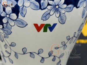 Lọ hoa dáng chân thon men lam vẽ hoa in logo VTV, cao 32cm