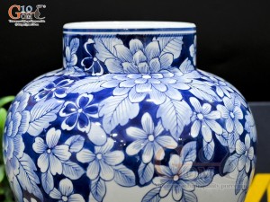 Lọ hoa dáng chân thon men lam vẽ hoa in logo VTV, cao 32cm