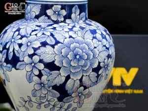 Lọ hoa dáng chân thon men lam vẽ hoa in logo VTV, cao 32cm