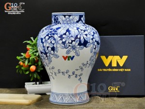 Lọ hoa dáng chân thon men lam vẽ hoa in logo VTV, cao 32cm
