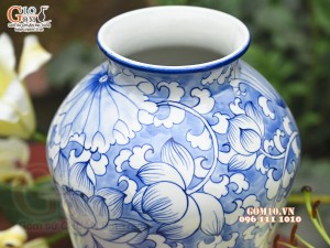 Lọ hoa dáng chân thon miệng loe men lam vẽ hoa Sen, cao 30cm