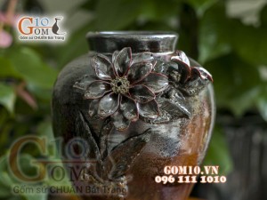 Lọ hoa dáng chân thon nâu men hỏa biến đắp nổi cánh hoa, cao 26cm