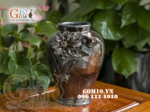 Lọ hoa dáng chân thon nâu men hỏa biến đắp nổi cánh hoa, cao 26cm