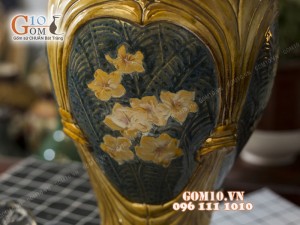 Lọ hoa dáng chân thon, viền nâu khắc hoa 45cm