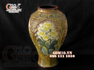 Lọ hoa dáng chân thon, viền nâu khắc hoa, cao 45cm