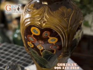 Lọ hoa dáng chân thon, viền nâu khắc hoa chuối 45cm