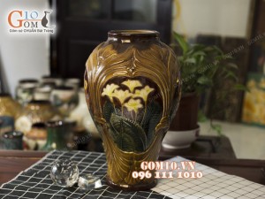 Lọ hoa dáng chân thon, viền nâu khắc hoa chuối 45cm