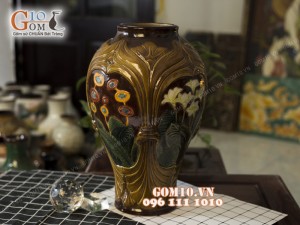 Lọ hoa dáng chân thon, viền nâu khắc hoa chuối 45cm