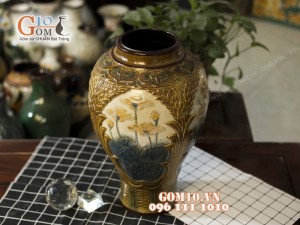 Lọ hoa dáng chân thon, viền nâu khắc hoa sen 45cm