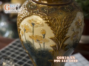 Lọ hoa dáng chân thon, viền nâu khắc hoa sen 45cm