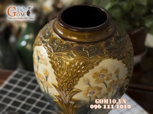 Lọ hoa dáng chân thon, viền nâu khắc hoa sen 45cm