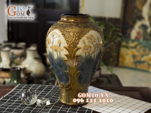 Lọ hoa dáng chân thon, viền nâu khắc hoa sen 45cm