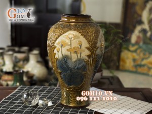 Lọ hoa dáng chân thon, viền nâu khắc hoa sen 45cm