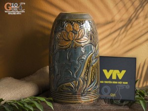 Lọ hoa dáng chuông béo men màu khắc hoa Sen, cao 30cm (hộp xi lụa cao cấp VTV)