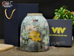 Lọ hoa dáng chuông béo men màu vẽ hoa in logo VTV, cao 21cm