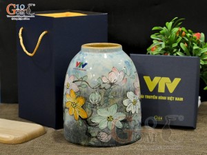 Lọ hoa dáng chuông béo men màu vẽ hoa in logo VTV, cao 21cm