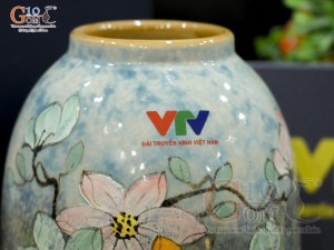 Lọ hoa dáng chuông béo men màu vẽ hoa in logo VTV, cao 21cm