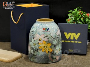 Lọ hoa dáng chuông béo men màu vẽ hoa in logo VTV, cao 21cm