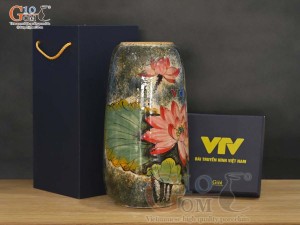 Lọ hoa dáng chuông cao men tấm vẽ Sen in logo VTV, cao 30cm