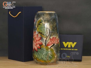 Lọ hoa dáng chuông cao men tấm vẽ Sen in logo VTV, cao 30cm