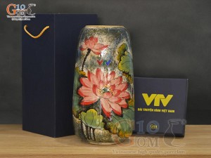 Lọ hoa dáng chuông cao men tấm vẽ Sen in logo VTV, cao 30cm