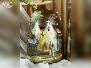 Lọ hoa dáng chuông men hỏa biến vẽ Phố Cổ in logo VTV, cao 21cm