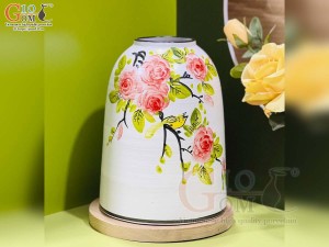 Lọ hoa dáng chuông men kem vẽ hoa hoa Hồng, cao 24cm